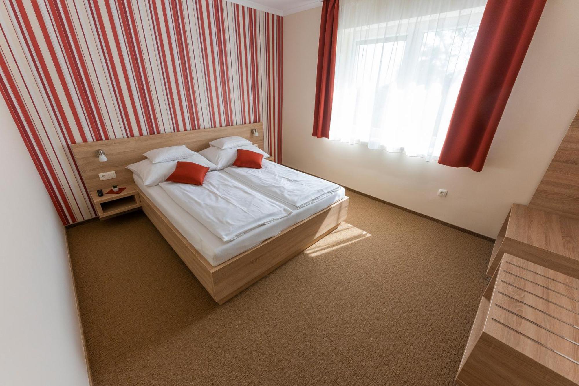 Belvarosi Nemes Apartmanhaz Szekszárd Exteriör bild